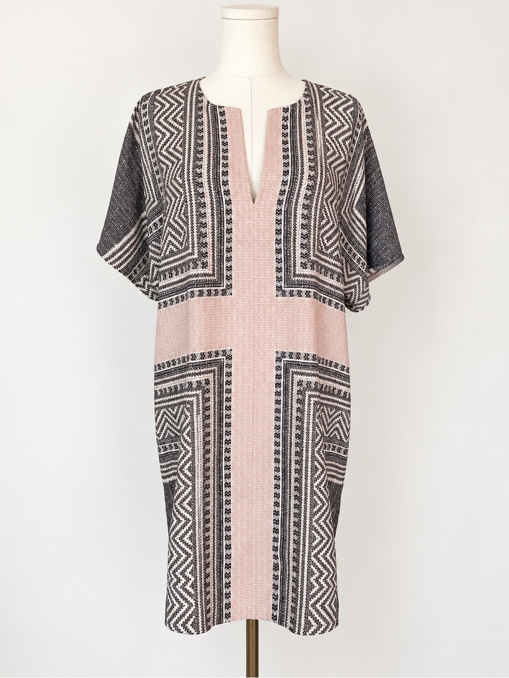 BCBGMAXAZRIA Geometric Print Shift Dress Size M Blush Black Boho Tunic